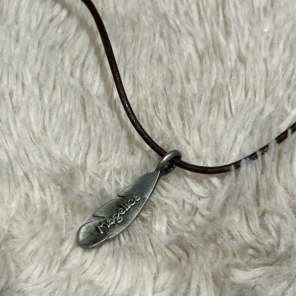 Necklace cord with charm Leaf that says Magelica - Picture 3 of 4